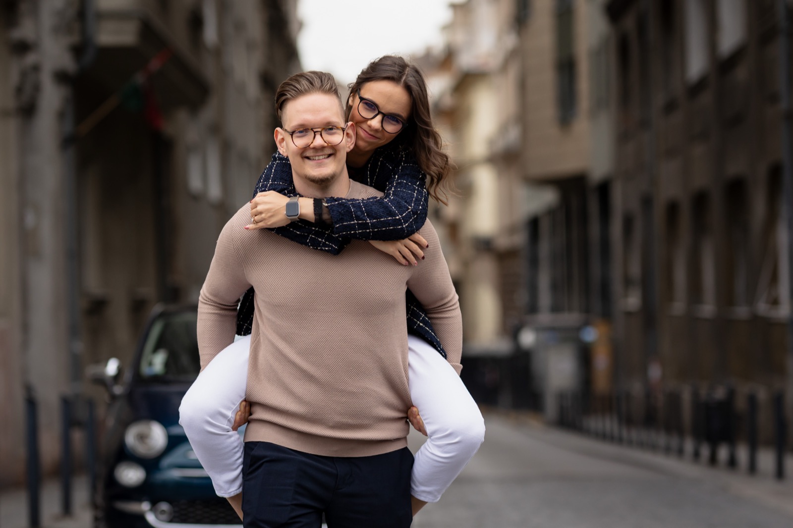 Nevetés egy belvárosi utcában